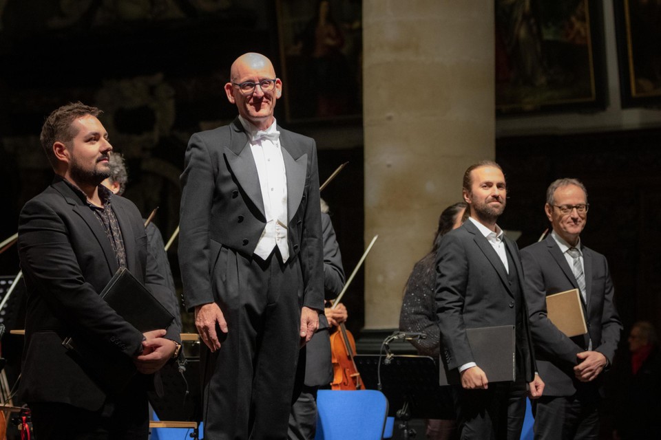 Dirigent en artisitek leider Mannu Wuyts met enkele solisten. 