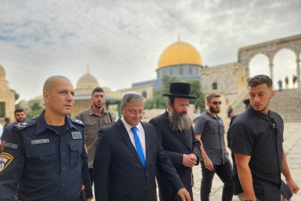 Israëlisch minister van Nationale Veiligheid Itamar Ben Gvir (met blauwe das) bezocht zondag de Tempelberg.