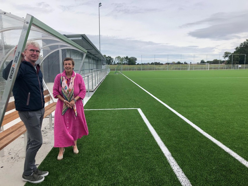 De betreurde Rommy Swinnen en sportfunctionaris Ronald Van Gils bij het nieuwe kunstgrasveld in Vlimmeren.