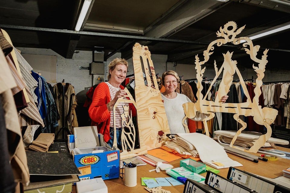Organisatoren Veerle De Ceulener en Annelies Looverie met enkele van de nieuwe houten figuren voor een figurenspel.