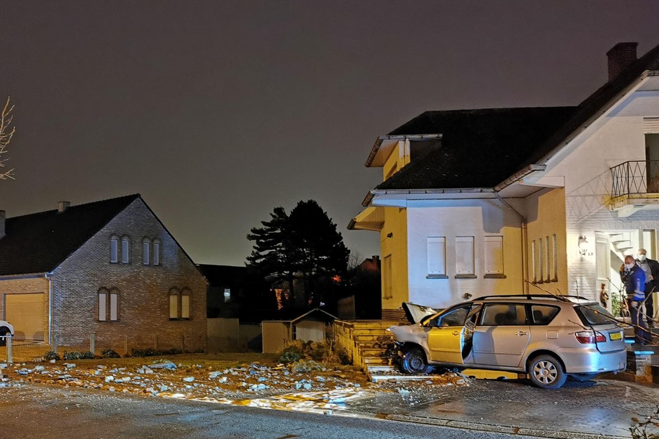 De wagen crashte zwaar tegen een muurtje aan de woning.