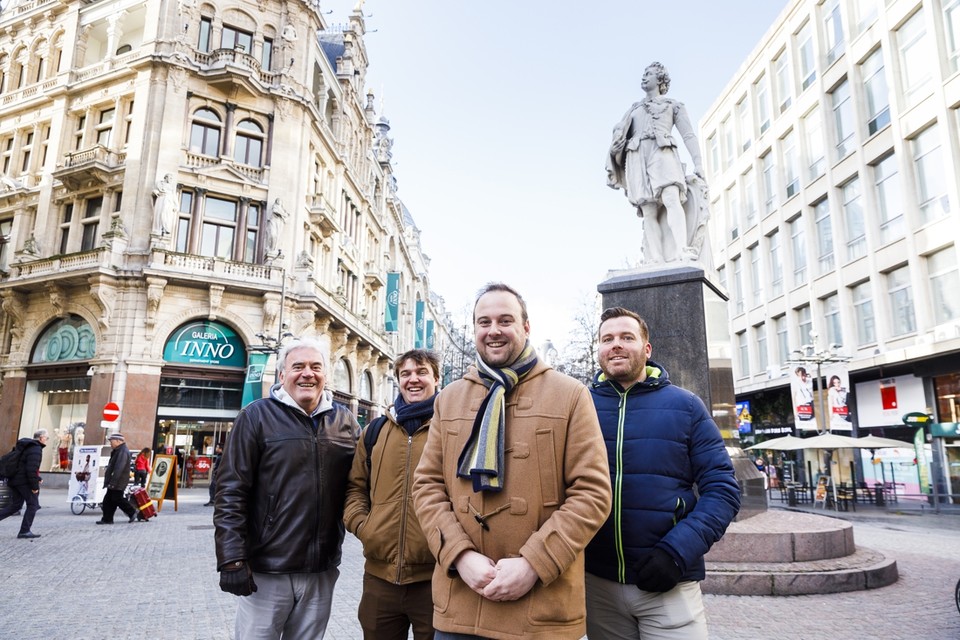 Patrik Mertens (67), Michiel Hoorens (30), Tom Hoorens (33) en Erwin Liekens (36) van Taste The City bij het standbeeld van Antoon Van Dyck. 