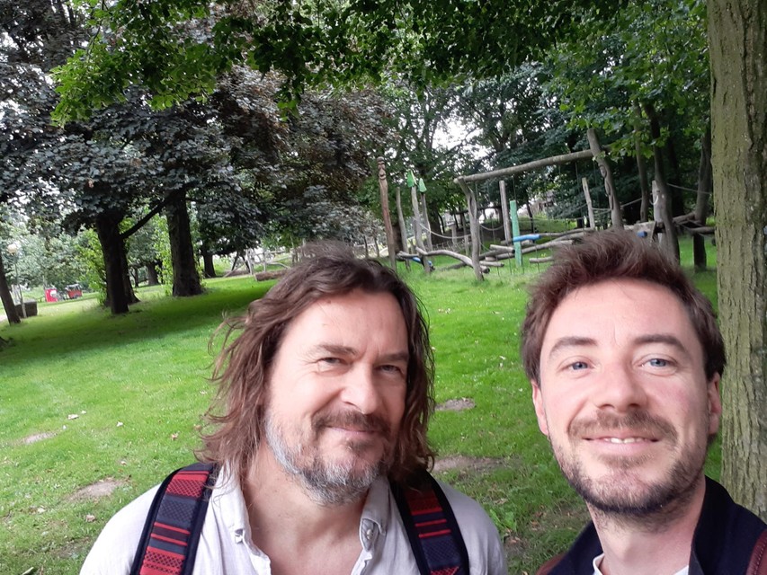 Klimaatdichter Max Greyson (rechts) schreef een gedicht voor bewoner Erik, die het Mastvest Park als favoriete natuurplek koos. 