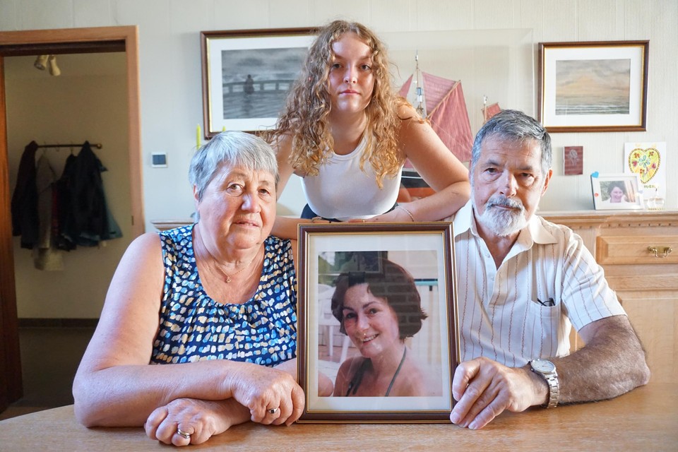 Georges en Annemie tonen een foto van hun vermoorde dochter. In het midden de ondertussen 19-jarige Sietske. 