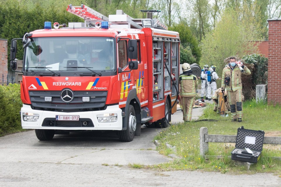 De brandweer kwam ter plaatse om het drugslabo in de loods op te ruimen.