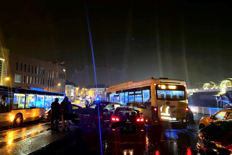 Een lijnbus en verschillende personenwagen zijn met elkaar gebotst op het viaduct van de Postzegellaan. 