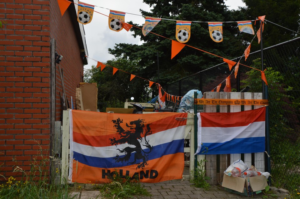 Mario had zijn best gedaan om het huis te tooien met vlaggen en wimpels. Maar de leeuw liet hem in z’n hempie staan.