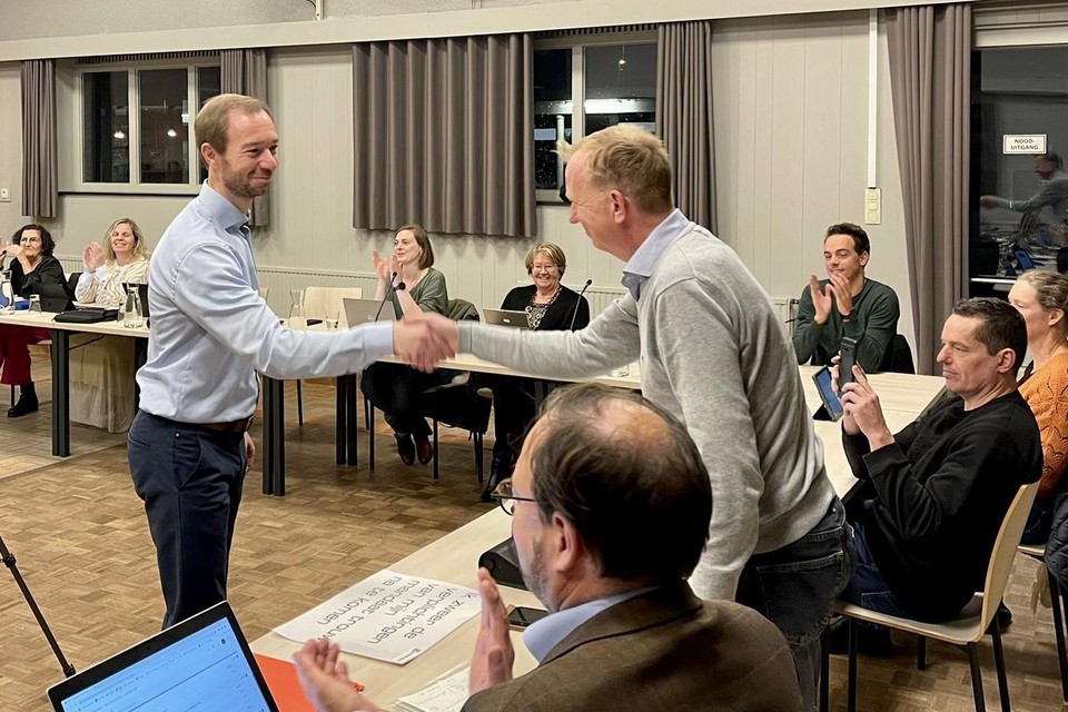 Burgemeester Lukas Jacobs feliciteert Jorgo Van Ginneken als nieuw gemeenteraadslid.