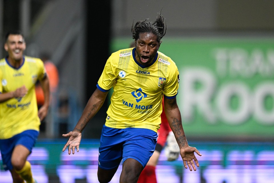 Mbokani scoorde in minuut 85 de winnende treffer tegen Deinze: 