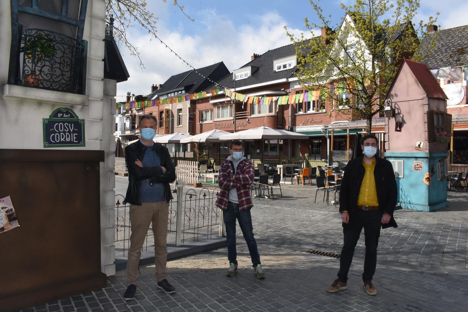 Schepen André Verbeke, horeca-uitbater Tom De Pooter en schepen Hans De Groof stellen de Cosy Corbie voor.