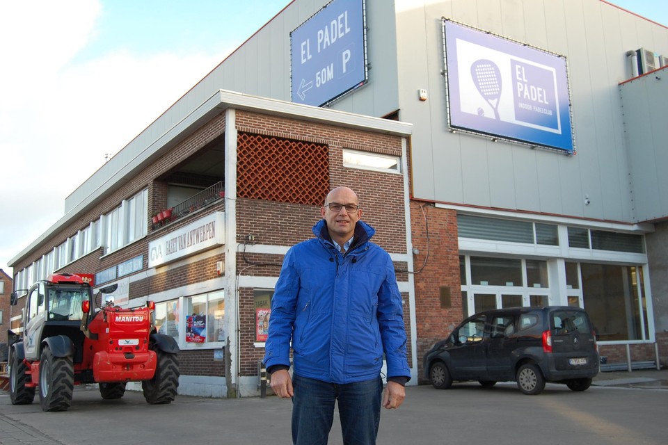 Ludo Van Eynde, bestuurder van het bedrijvencentrum De Bock, bij de nieuwe padelhal.