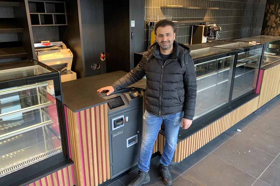Bedirhan Sari (44) nu nog in een lege bakkerswinkel. Op maandag 8 maart gaat de zaak open.