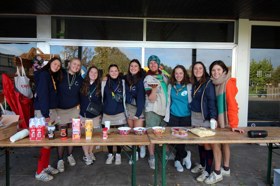 Chiro en Scouts deelden samen pannenkoeken uit.