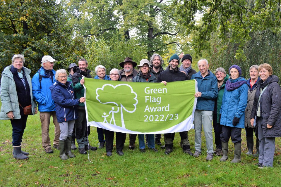 Het winnende team van park Vordenstein: een mix van groenarbeiders en vrijwilligers, die geregeld mee de handen uit de mouwen steken. 