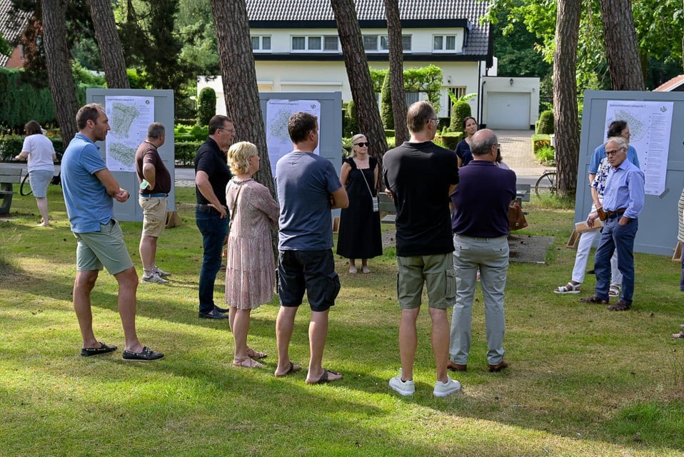 De expo en toelichting vonden ook plaats tussen de bomen van het woonpark, aan het lokaal van de Lariksdreef. 