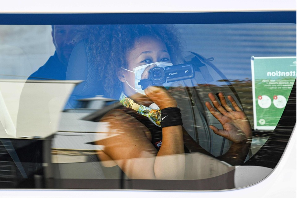 Naomi Osaka op weg naar de training.