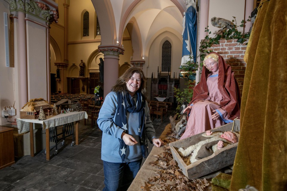 Marleen Op den Buijs verzamelde een dertigtal kerststalletjes in de Sint-Pieterskerk. 