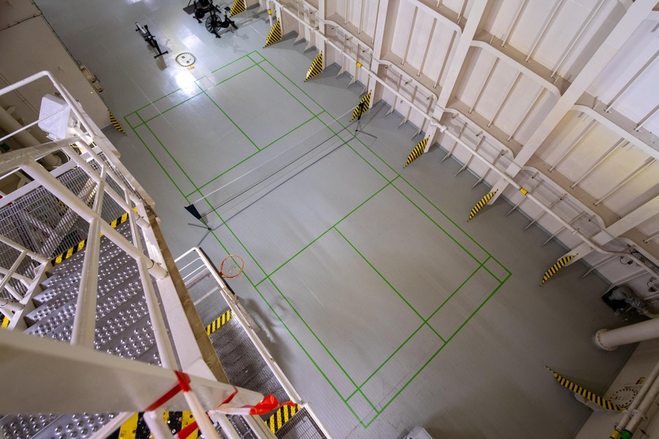 De badminton- en basketzaal.