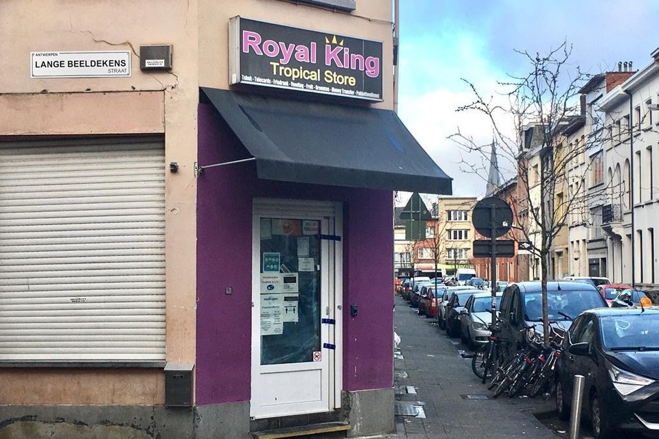 De Antwerpse politie ontdekte vrijdagavond een illegaal café in een winkel aan de Lange Beeldekensstraat in Antwerpen.. 