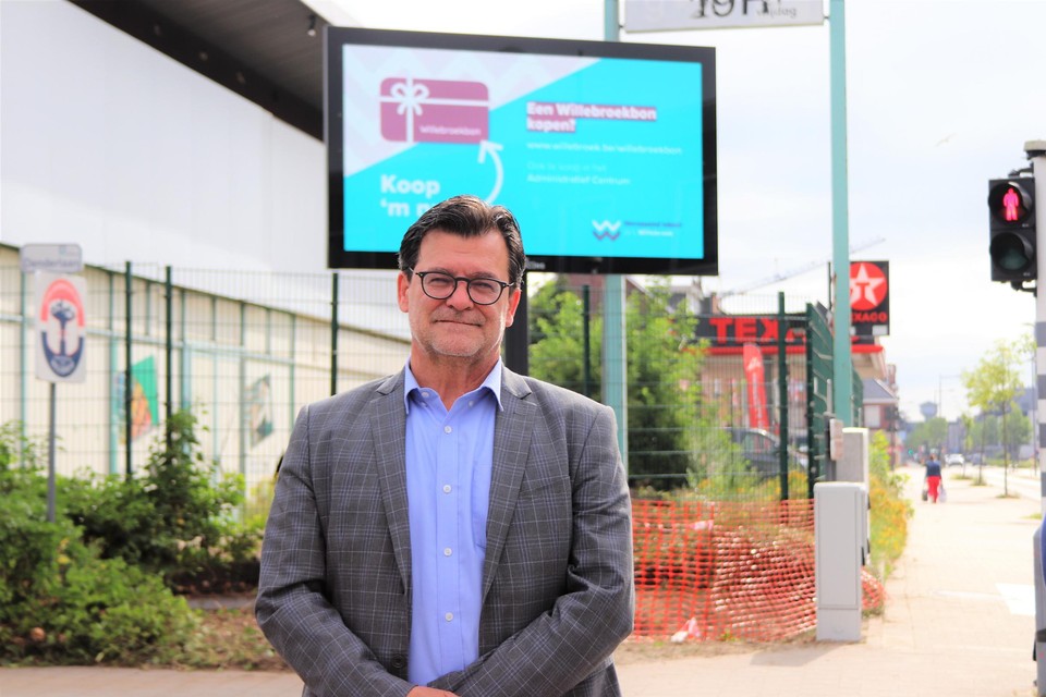 Burgemeester Bevers bij een van de nieuwe infoborden.