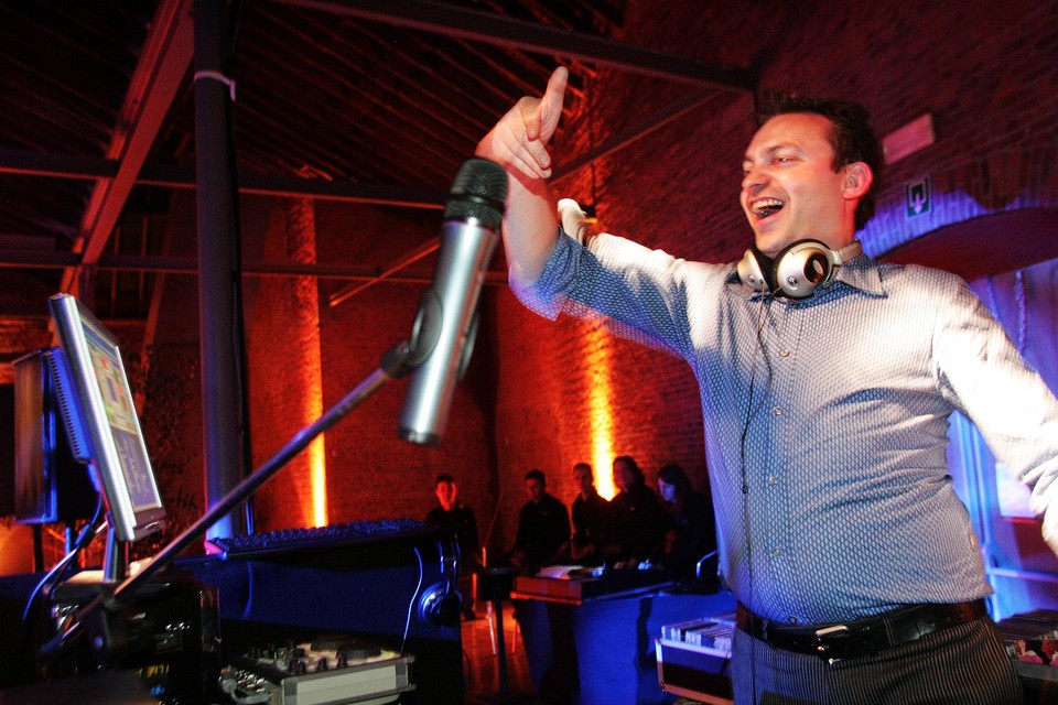 Raf Verelst in actie als deejay. Hij is voormalig winnaar van de Heistse Cultuurprijs en initiatiefnemer van de Crazy Kroegentocht. 