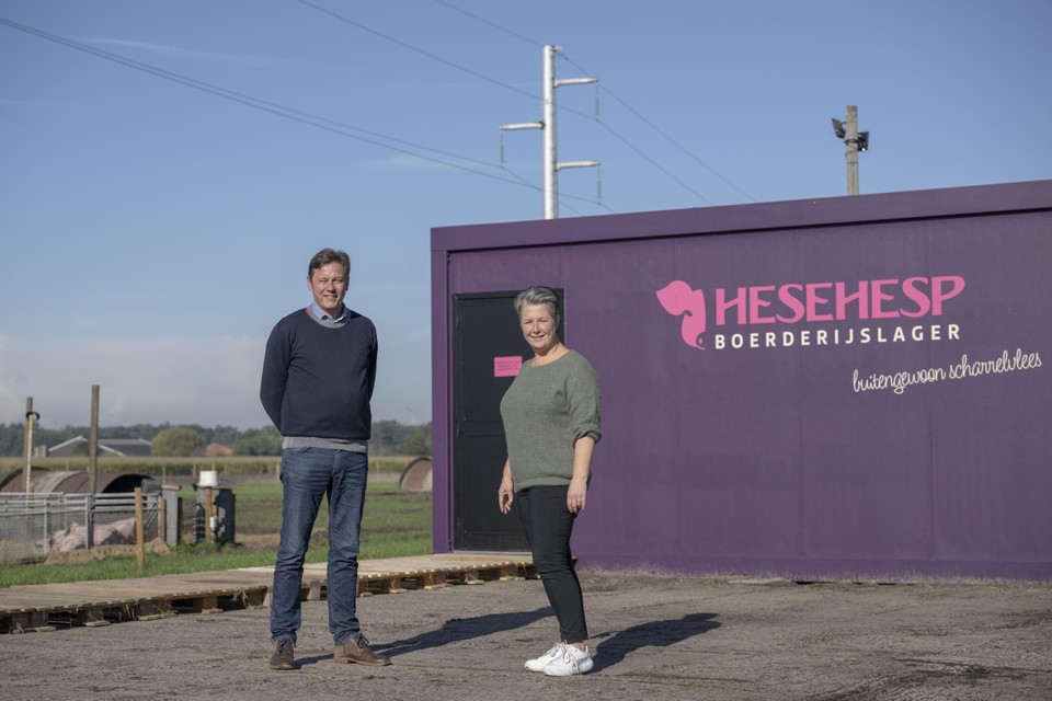 Naast de wei met scharrelvarkens baten Guy Van de Perre en Caroline Hermans hun eigen boerderijslagerij Hesehesp uit. 