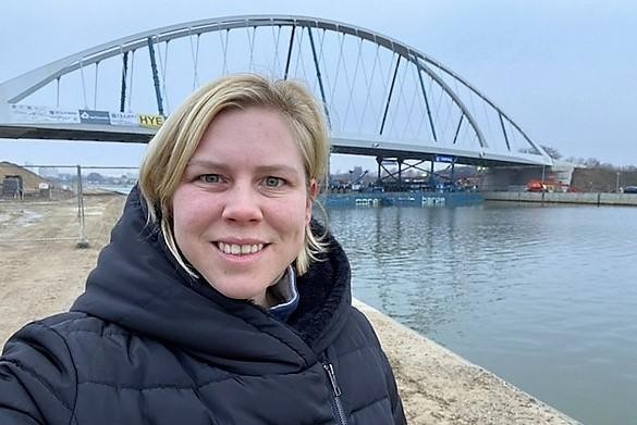 ‘Buurvrouw’ Jill Van Pelt, toen ze haar vip-seat in haar slaapkamer even verlaten had en over het bedrijfsterrein van Van Pelt even tot vlakbij de brug was gelopen.