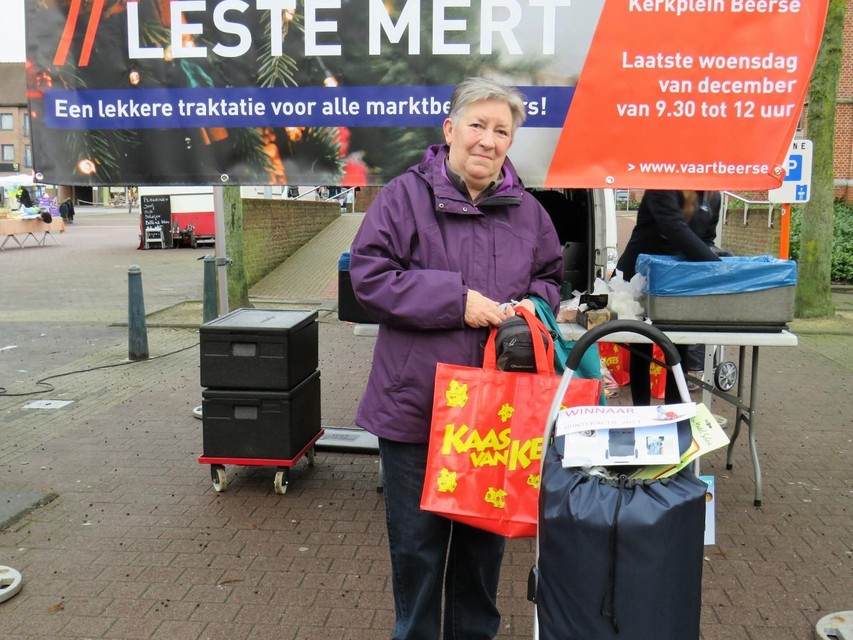Een van de vier winnaars van de winteractie op de markt. Zij ging naar huis met een volle winkeltrolley. 