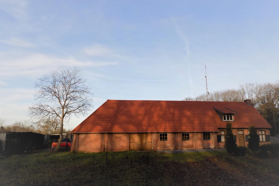 In een loods achter deze afgelegen hoeve aan Nieuwkerk in Poppel kwam in december vorig jaar het drugslabo aan het licht.