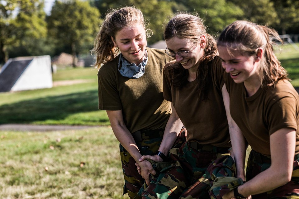 Elisabeth (links) met twee andere meisjes in de legeropleiding. 