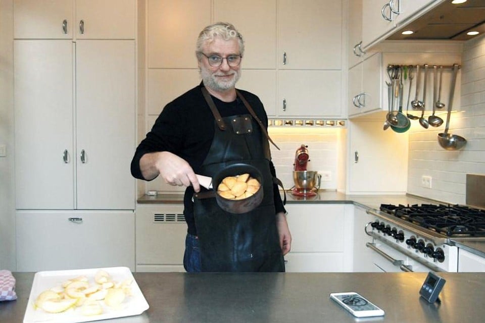 Acteur en Boechoutenaar Filip Peeters bakt zijn tarte tatin 2.0. 