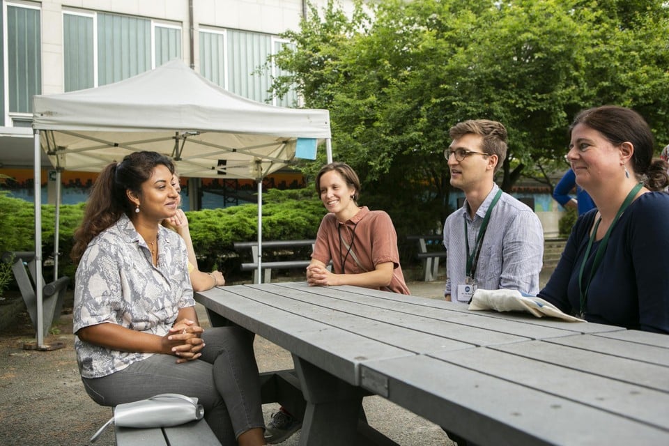 Antwerps schepen van Onderwijs, Jinnih Beels (Vooruit) bracht donderdag een bezoek aan de Summer Academy van Teach for Belgium