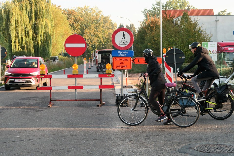 Twee fietsers twijfelen of ze de Sluizenstraat zullen oversteken. 