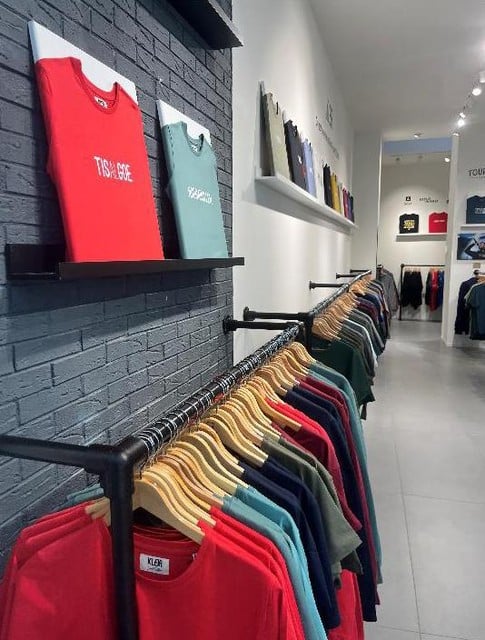 Omhoog Medisch wangedrag Merchandiser Antwerps kledingmerk KLEIR. opent pop-upwinkel in De Wilde Zee (Antwerpen)  | Gazet van Antwerpen Mobile