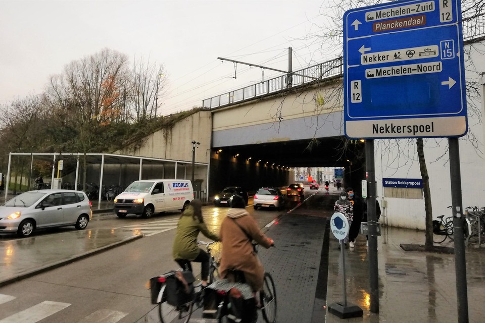 De spoorwegbrug vormt de grens tussen het Mechelse stadscentrum en de wijk Nekkerspoel.