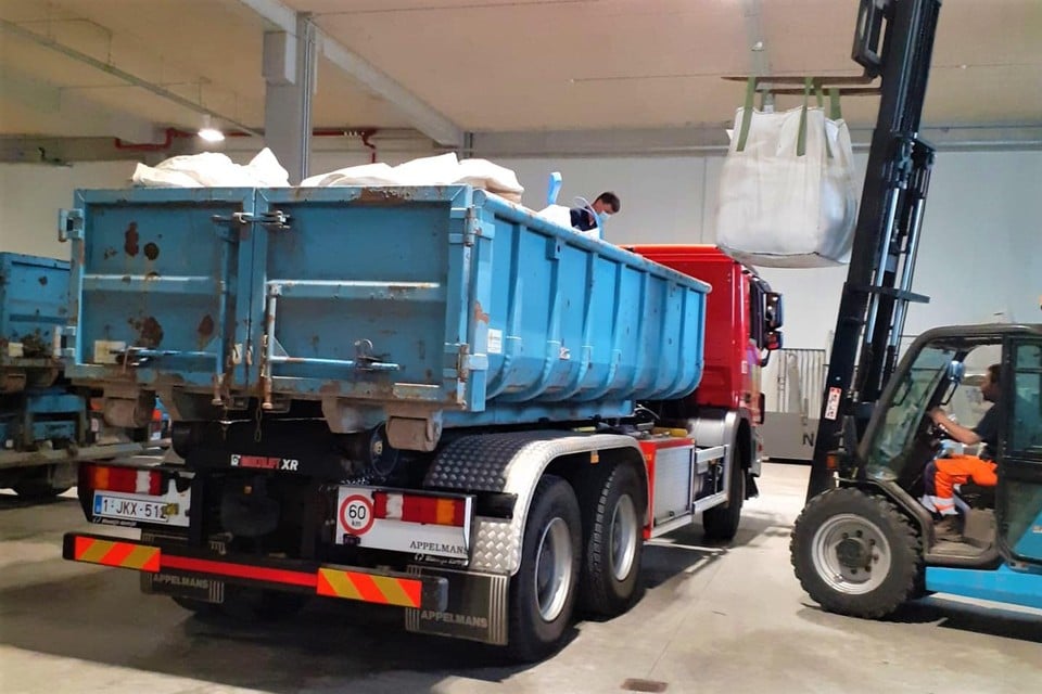 De brandweer transporteerde de zandzakjes richting Trooz.