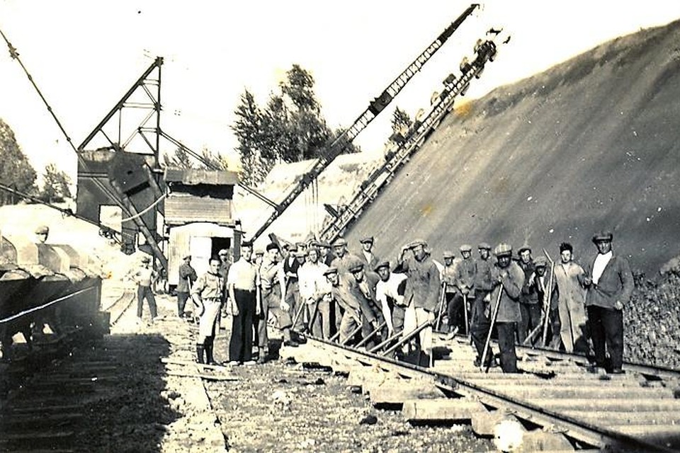 De komst van de kleibaggeraars was een hele verademing voor de arbeiders die de klei voordien manueel moesten delven.
