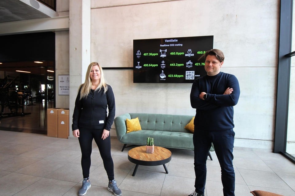 Elke en Dave De Vos aan het scherm met de live CO2-waarden in hun fitnessclub.