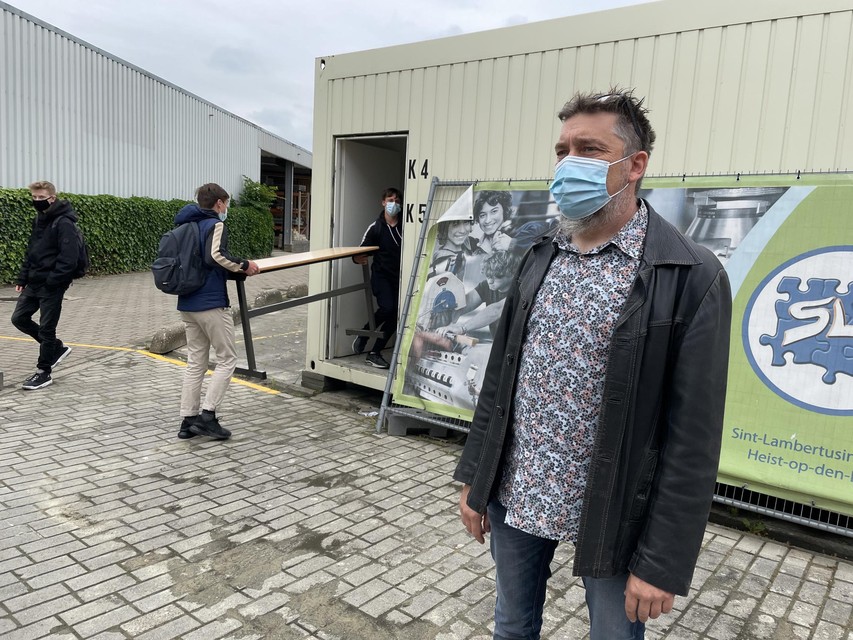 Toekomstig technisch directeur Peter Ceulemans bij een van de door leerlingen gerenoveerde klascontainers op de speelplaats.