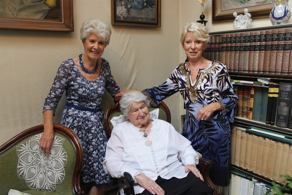 Anneke Béber (107) en haar twee dochters in augustus 2019. 