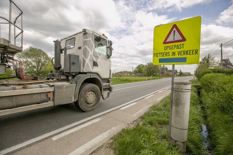 Een verkeersbord waarschuwt autobestuurders voor de gevaarlijke situatie.