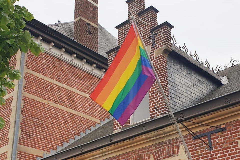 Tijdens de Dag tegen Homo- en Transfobie hijst de gemeente op verschillende plaatsen de regenboogvlag.