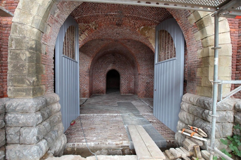 De poort kreeg dezelfde kleur als in het Fort van Wommelgem.
