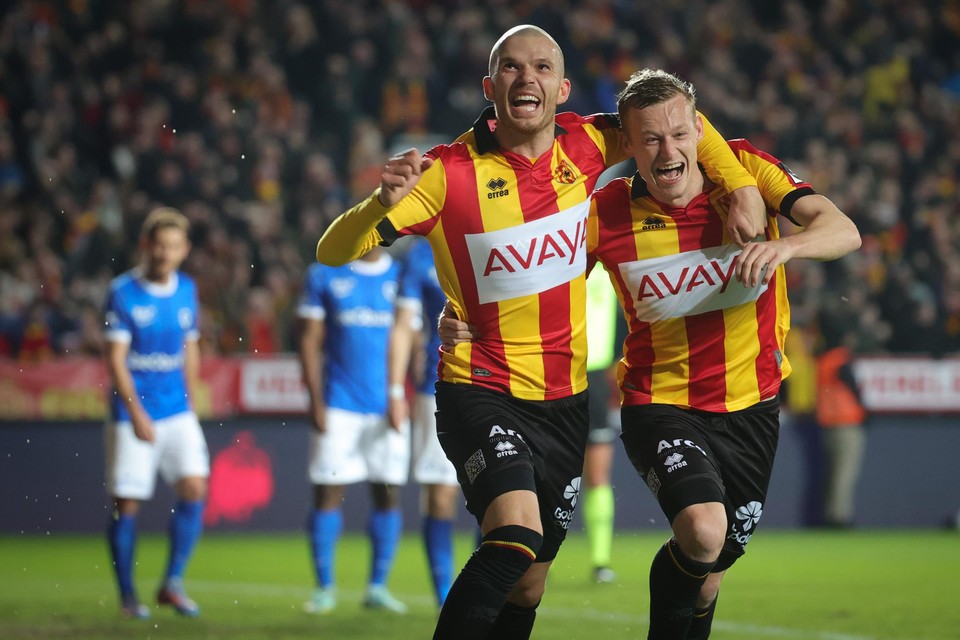 KV Mechelen speelde in de competitiematch tegen Genk ook al eens met een retroshirt, ter gelegenheid van 20 jaar redding.