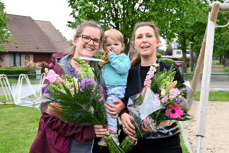 Bestuurslid Caroline Neysne zette Lien Cleiren (met dochtertje) in de bloemen, die het concept van de speeltuin bedacht en het dossier voor het wijkbudget ter harte nam.