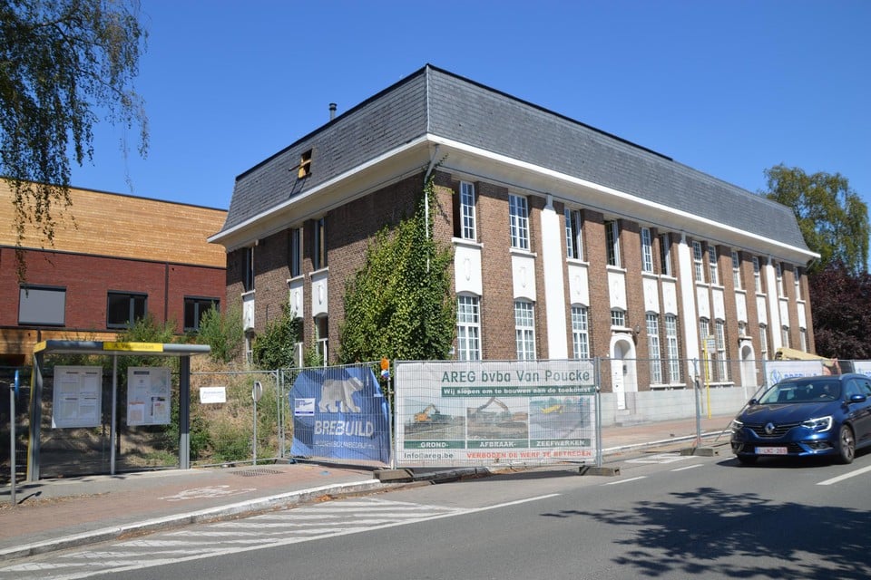 Het gebouw op de hoek van de Handelslei en de Andreas Vesaliuslaan, met links achter de nieuwbouw.