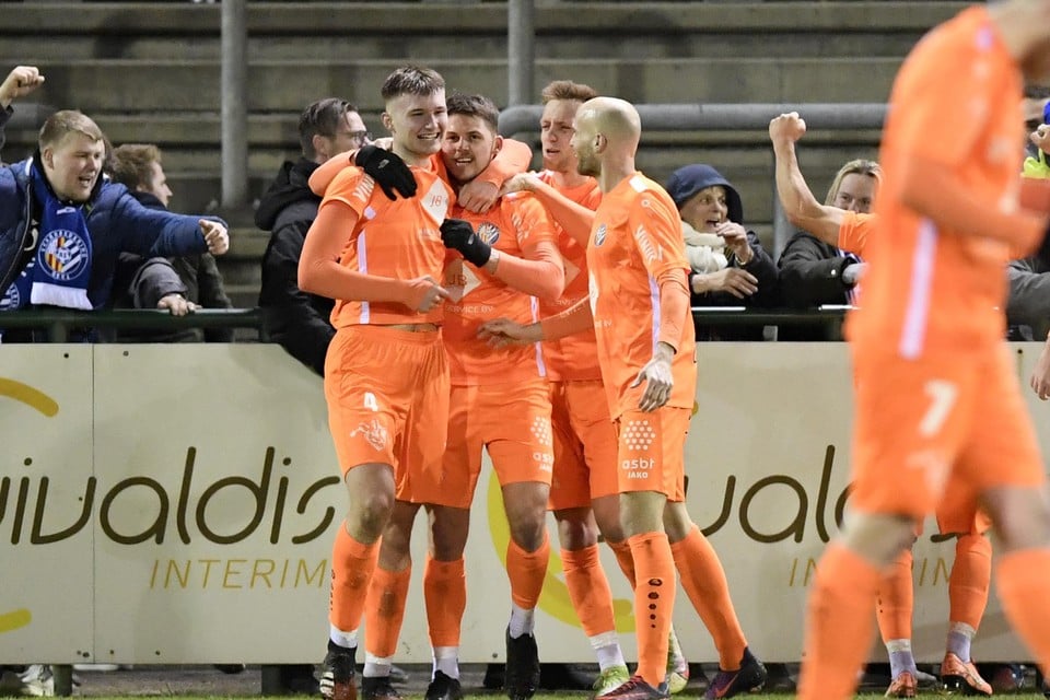 Vreugde bij de spelers van Geel, nadat Rune Vrijens (links) de beslissende goal heeft gescoord. 