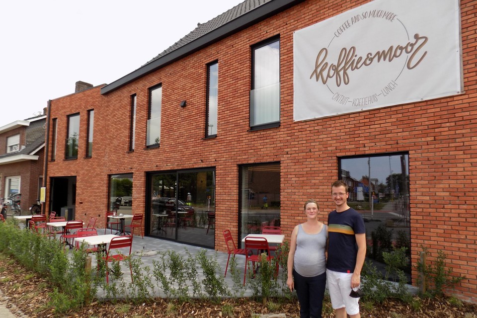 Joren Boons en Josien Van Gestel staan bij hun gloednieuwe koffiehuis Koffie & Moor op de hoek van de Gierlebaan en Rechtestraat in Lille.