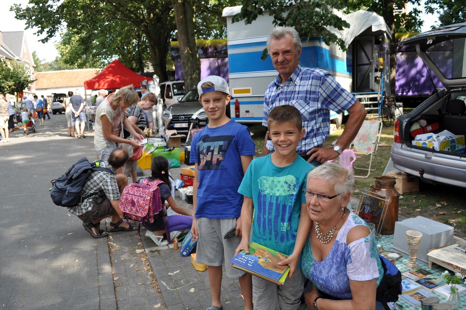 Heel wat occasionele verkopers bieden in Sombeke hun herbruikbare spullen aan op de kermisrommelmarkt.