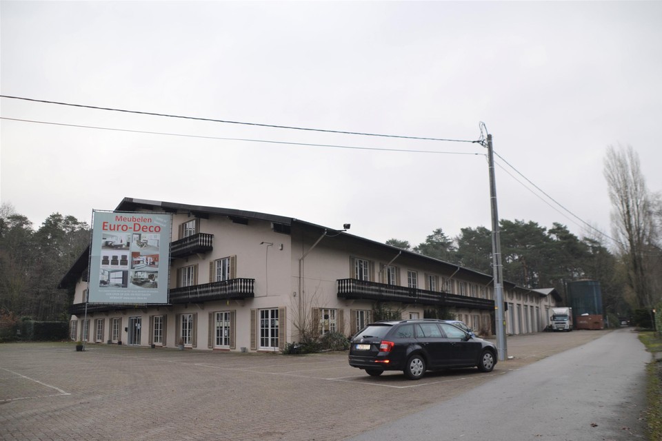 Het bos ligt achter meubelen Euro-Deco aan de Oostmallebaan.